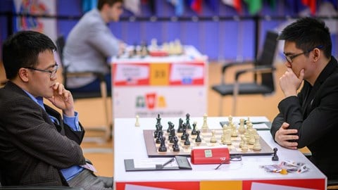 Na zijn Amerikaanse tegenstander te hebben verslagen, bereikte Quang Liem de vierde ronde van het wereldkampioenschap schaken van 2025