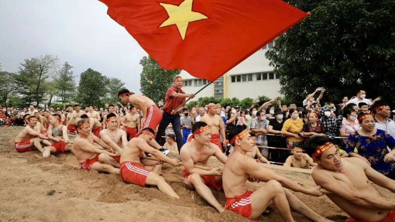 Εξασκηθείτε στο τελετουργικό και το παιχνίδι της καθιστικής διελκυστίνδας στο Long Bien (Ανόι).