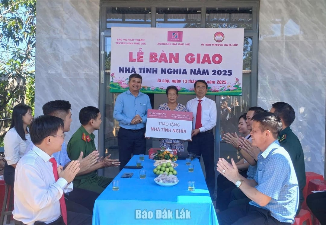 និពន្ធនាយករងនៃកាសែត Dak Lak និងវិទ្យុ និងទូរទស្សន៍ លោក Nguyen Khanh Minh និងនាយករង Agribank North Dak Lak Nguyen Van Tung បានប្រគល់ផ្ទះថ្លែងអំណរគុណដល់គ្រួសារលោកស្រី Nguyen Thi Thay។