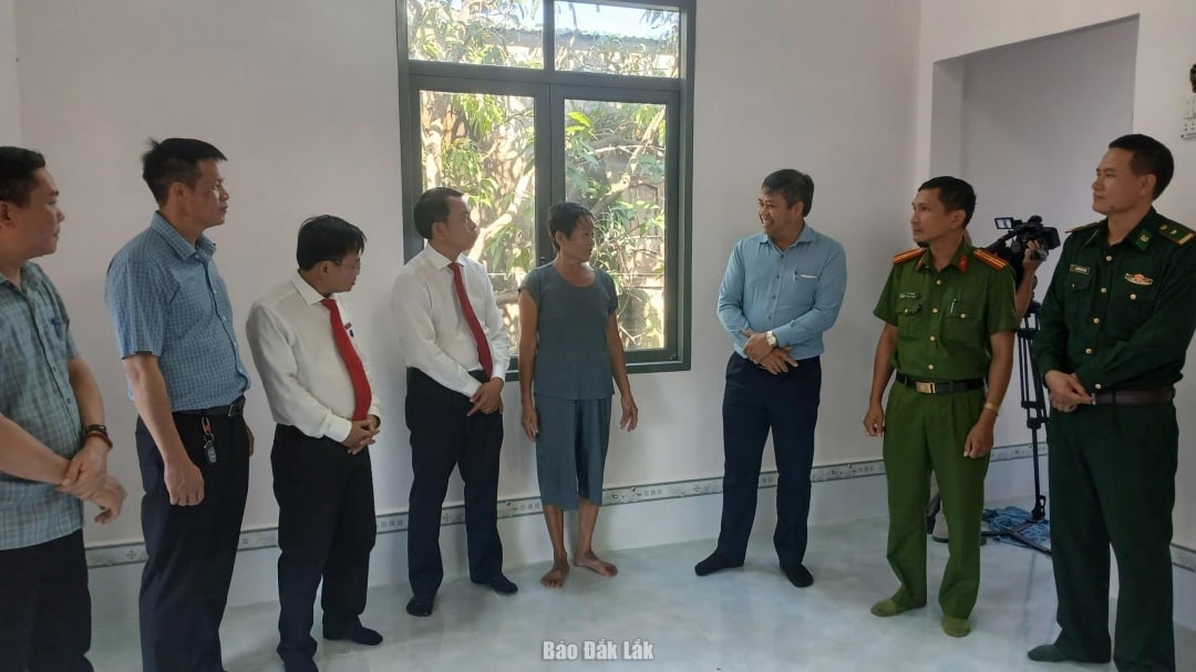 គណៈប្រតិភូបានទៅទស្សនាផ្ទះថ្មីរបស់គ្រួសារលោកស្រី Nguyen Thi Thay។