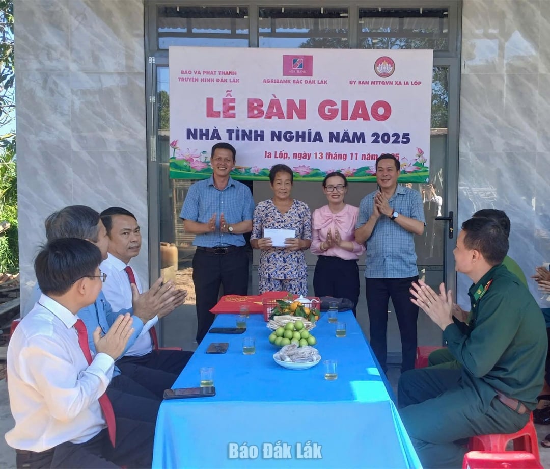 ថ្នាក់​ដឹក​នាំ​ឃុំ Ia Lop ជូន​ថវិកា​ឧបត្ថម្ភ​ដល់​គ្រួសារ​លោកស្រី Nguyen Thi Thay។