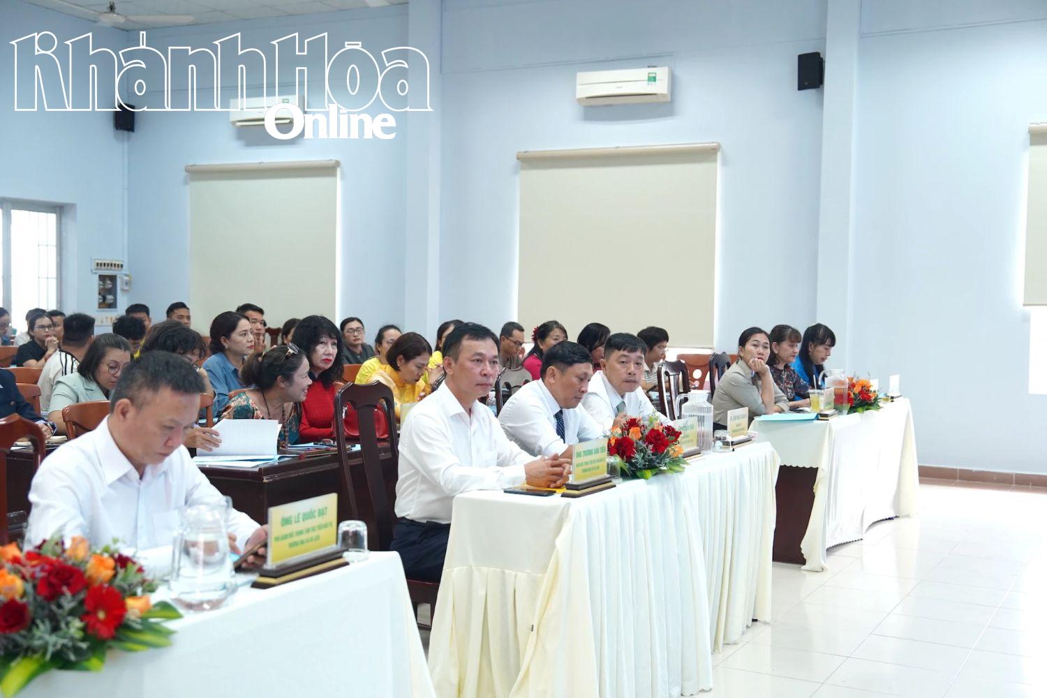 Zahájení vzdělávacího programu se zúčastnili delegáti a firmy.