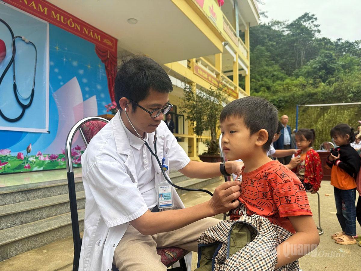 វេជ្ជបណ្ឌិតមកពីមន្ទីរពេទ្យបេះដូងហាណូយពិនិត្យជំងឺសរសៃឈាមបេះដូងដល់សិស្សានុសិស្សនៅសាលាបឋមសិក្សាង៉ុកឡុង ឃុំង៉ុកឡុង។