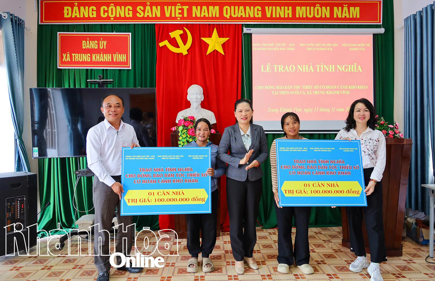 Руководители учреждений и подразделений вручили символические памятные доски в поддержку финансирования строительства домов для двух домохозяйств в деревне Суой Ка.