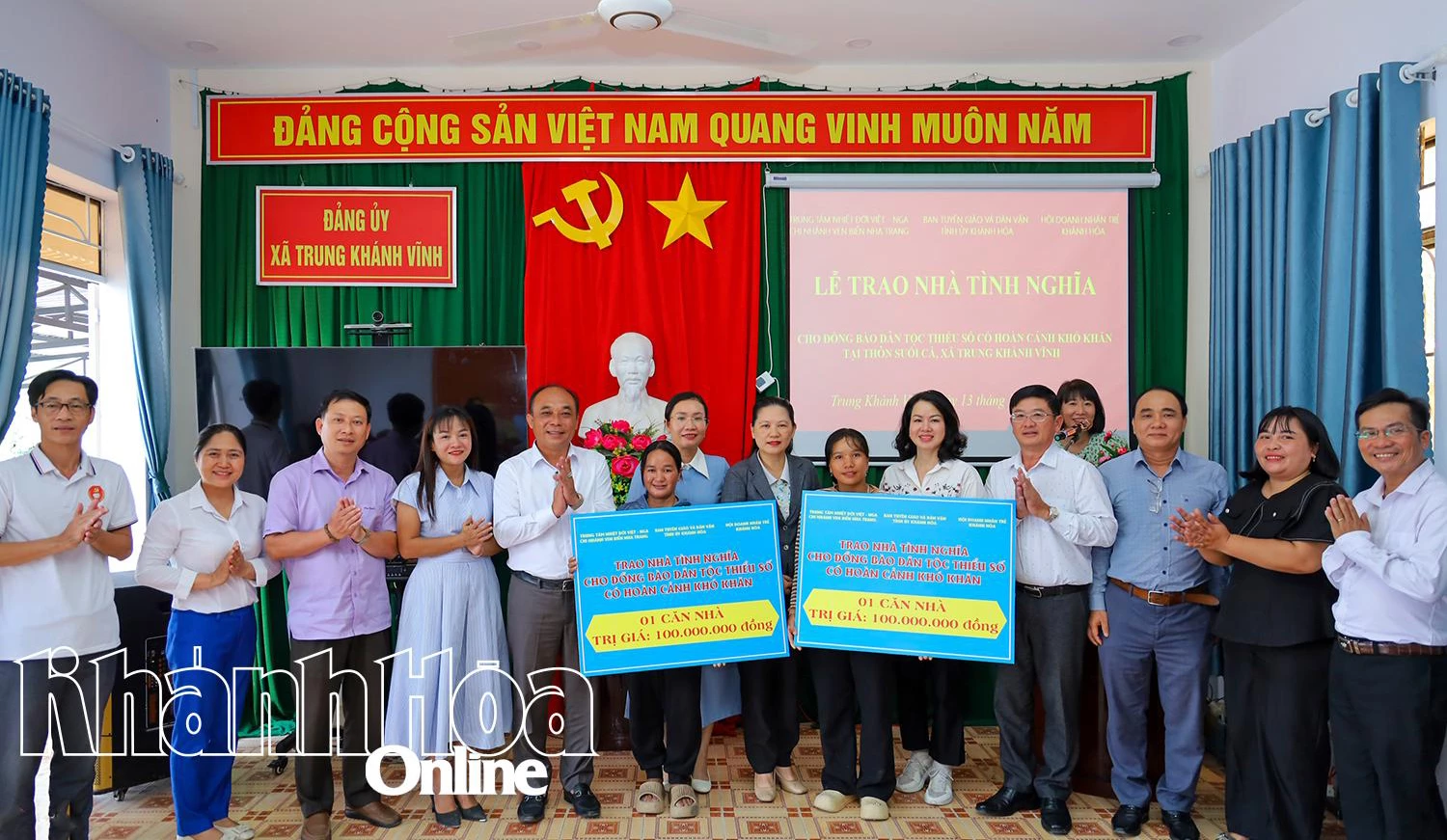 Руководители учреждений, подразделений и населенных пунктов присутствовали на церемонии и разделили радость с двумя семьями.