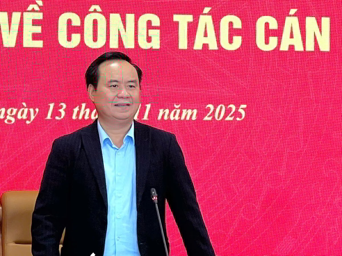 Thứ trưởng Bộ Nông nghiệp và Môi trường Võ Văn Hưng chủ trì buổi lễ công bố và trao quyết định tiếp nhận, bổ nhiệm Phó Vụ trưởng Vụ Pháp chế. Ảnh: Phạm Oanh.