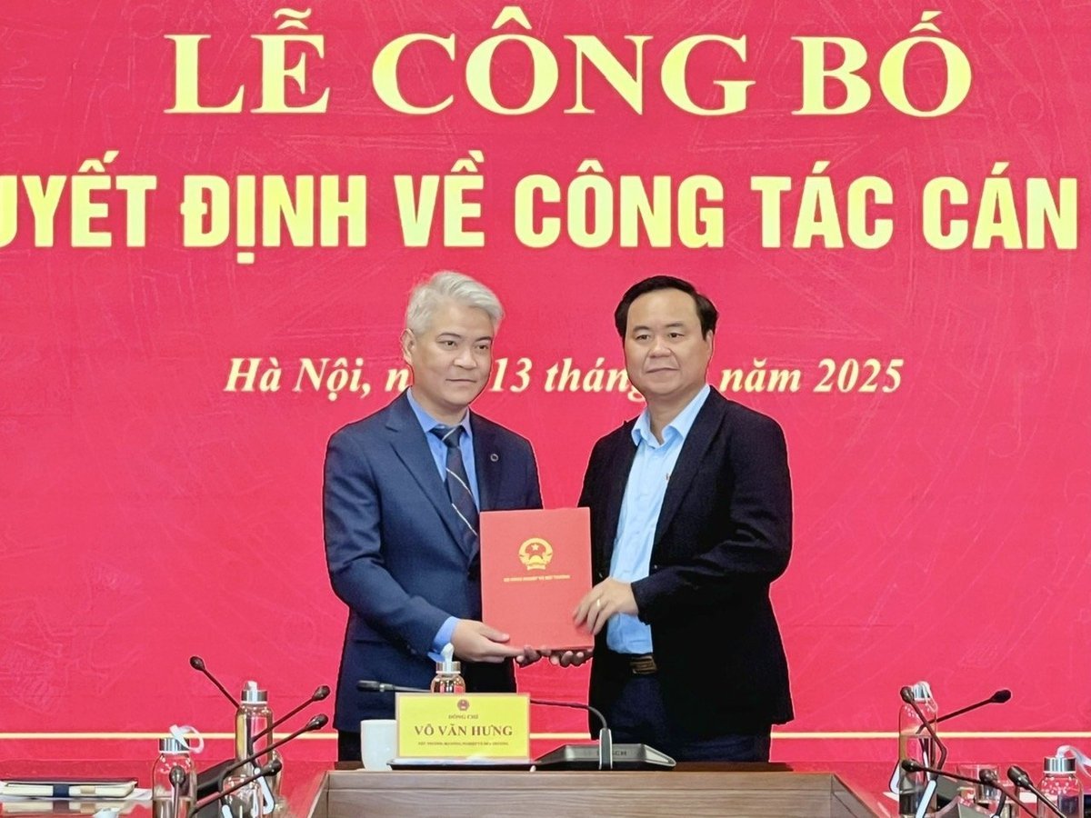 Thứ trưởng Bộ Nông nghiệp và Môi trường Võ Văn Hưng trao quyết định tiếp nhận, bổ nhiệm Phó Vụ trưởng Vụ Pháp chế Phạm Quang Hưng. Ảnh: Phạm Oanh.