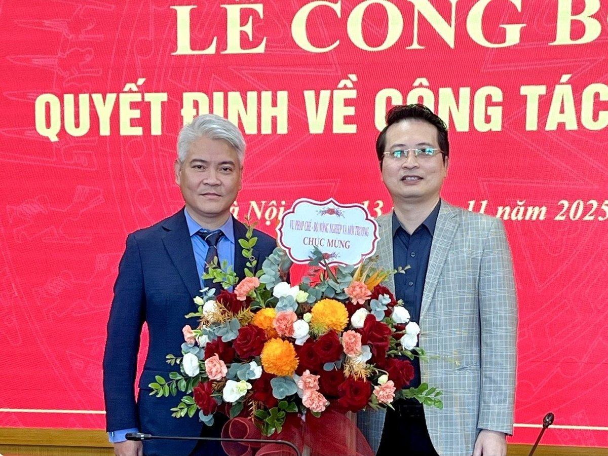 Vụ trưởng Vụ Pháp chế Phan Tuấn Hùng tặng hoa, chúc mừng tân Phó Vụ trưởng Phạm Quang Hưng. Ảnh: Phạm Oanh.