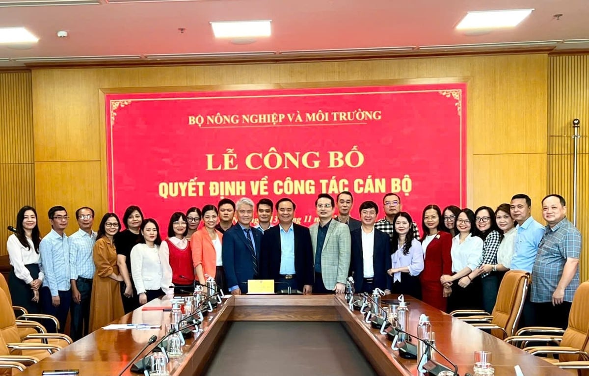 Lãnh đạo Bộ, tập thể cán bộ Vụ Pháp chế và đại diện các đơn vị chúc mừng tân Phó Vụ trưởng Vụ Pháp chế Phạm Quang Hưng. Ảnh: Phạm Oanh.