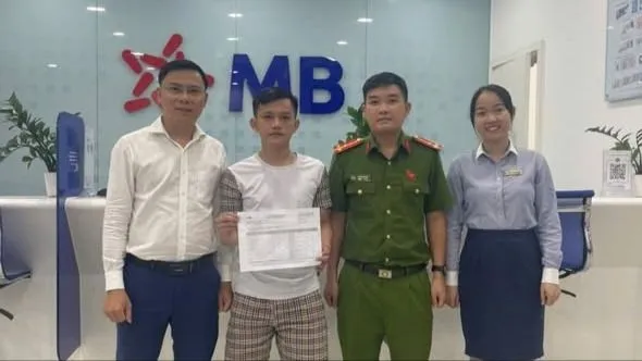 លោក Nguyen Dinh Minh Thanh បានរាយការណ៍ ហើយបានប្រគល់ប្រាក់ដែលផ្ទេរខុស។ រូបថត៖ CACC