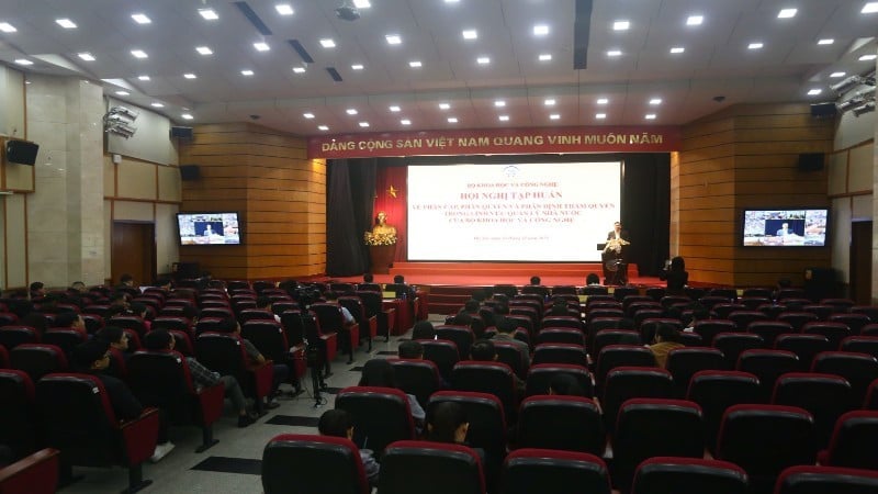 Conférence de formation sur la décentralisation, la délégation de pouvoir et l'attribution de l'autorité dans le domaine de la gestion étatique du ministère des Sciences et des Technologies.