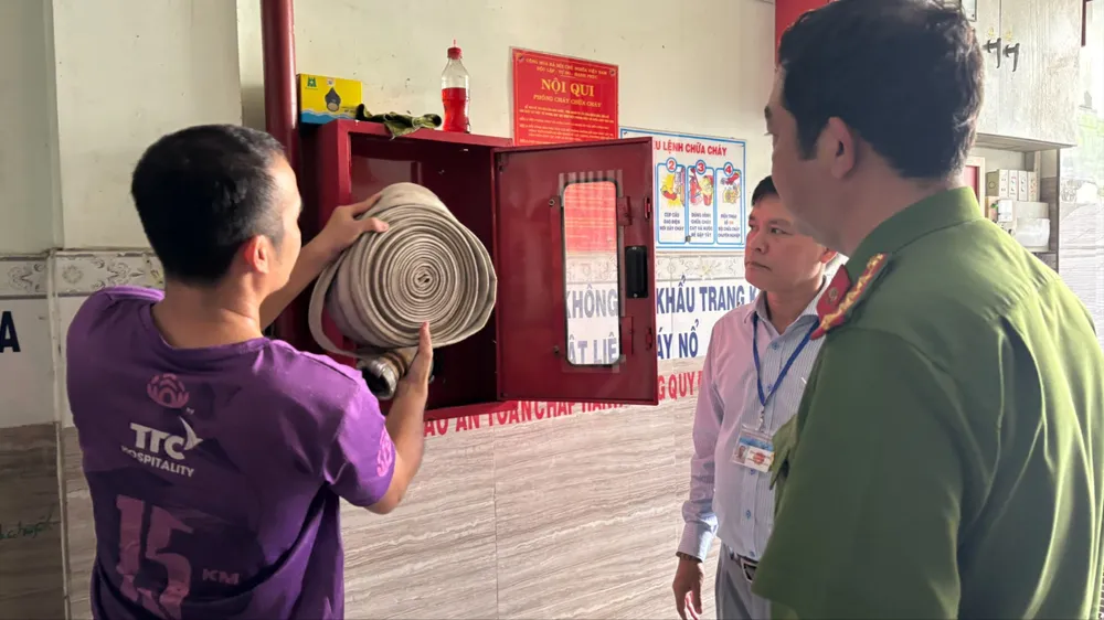 Controle van brandblusapparatuur in studentenhuisvesting in de wijk Dong Hoa