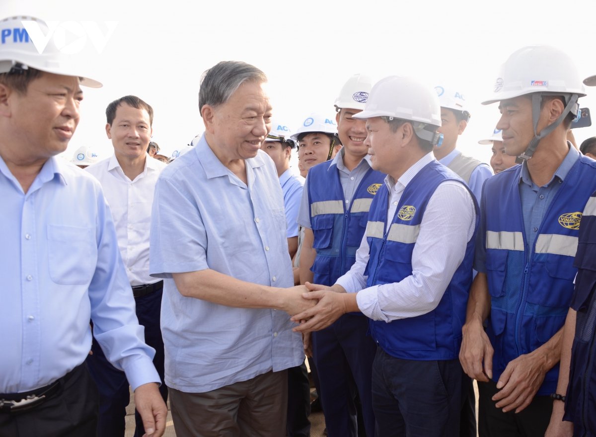 Der Generalsekretär besucht und besichtigt das Projekt des internationalen Flughafens Long Thanh.