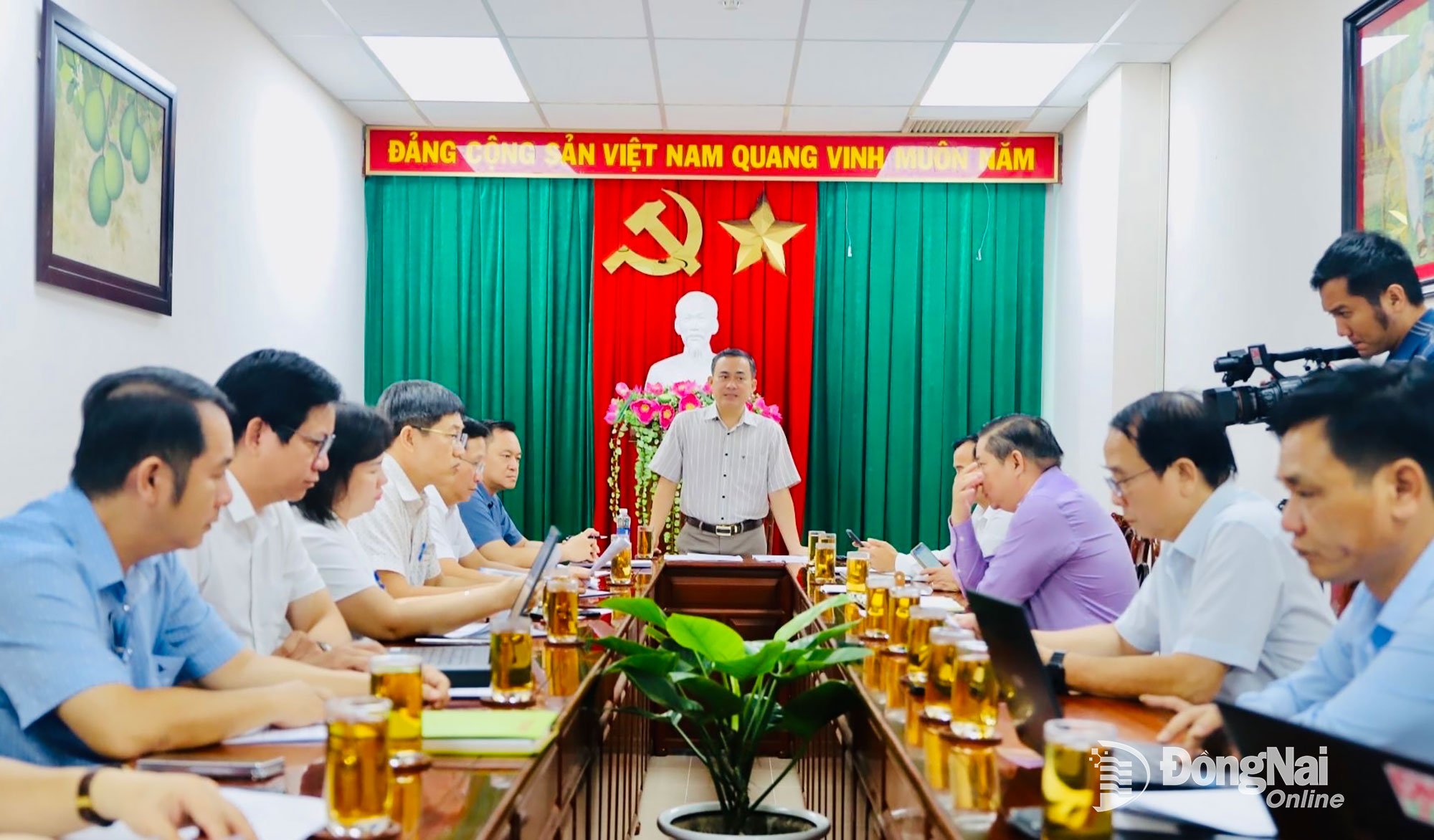 សមាជិកគណៈកម្មាធិការអចិន្ត្រៃយ៍បក្សខេត្ត អនុប្រធានគណៈកម្មាធិការប្រជាជនខេត្ត Dong Nai លោក Le Truong Son ជាប្រធានកិច្ចប្រជុំ។ រូបថត៖ B.Nguyen