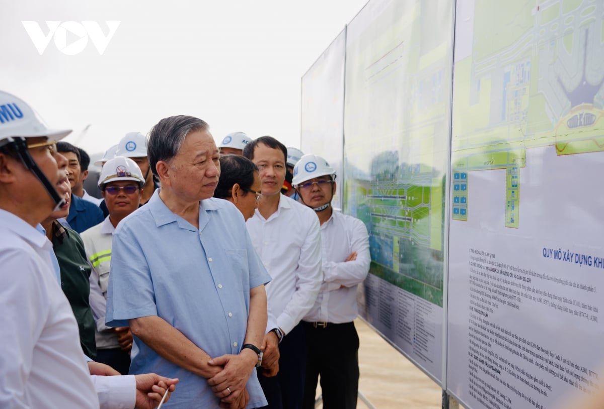 Generalsekretär To Lam leitete eine Arbeitsdelegation der Zentralregierung, die die Baustelle des internationalen Flughafenprojekts Long Thanh besuchte, inspizierte und dort mitarbeitete.