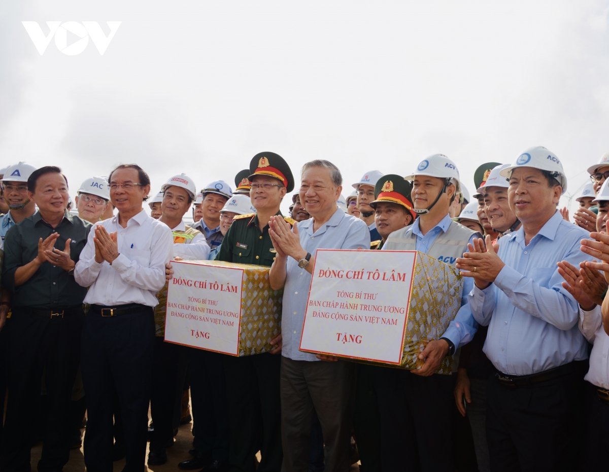 Generalsekretär To Lam überreichte Offizieren und Ingenieuren auf der Baustelle Souvenirs.