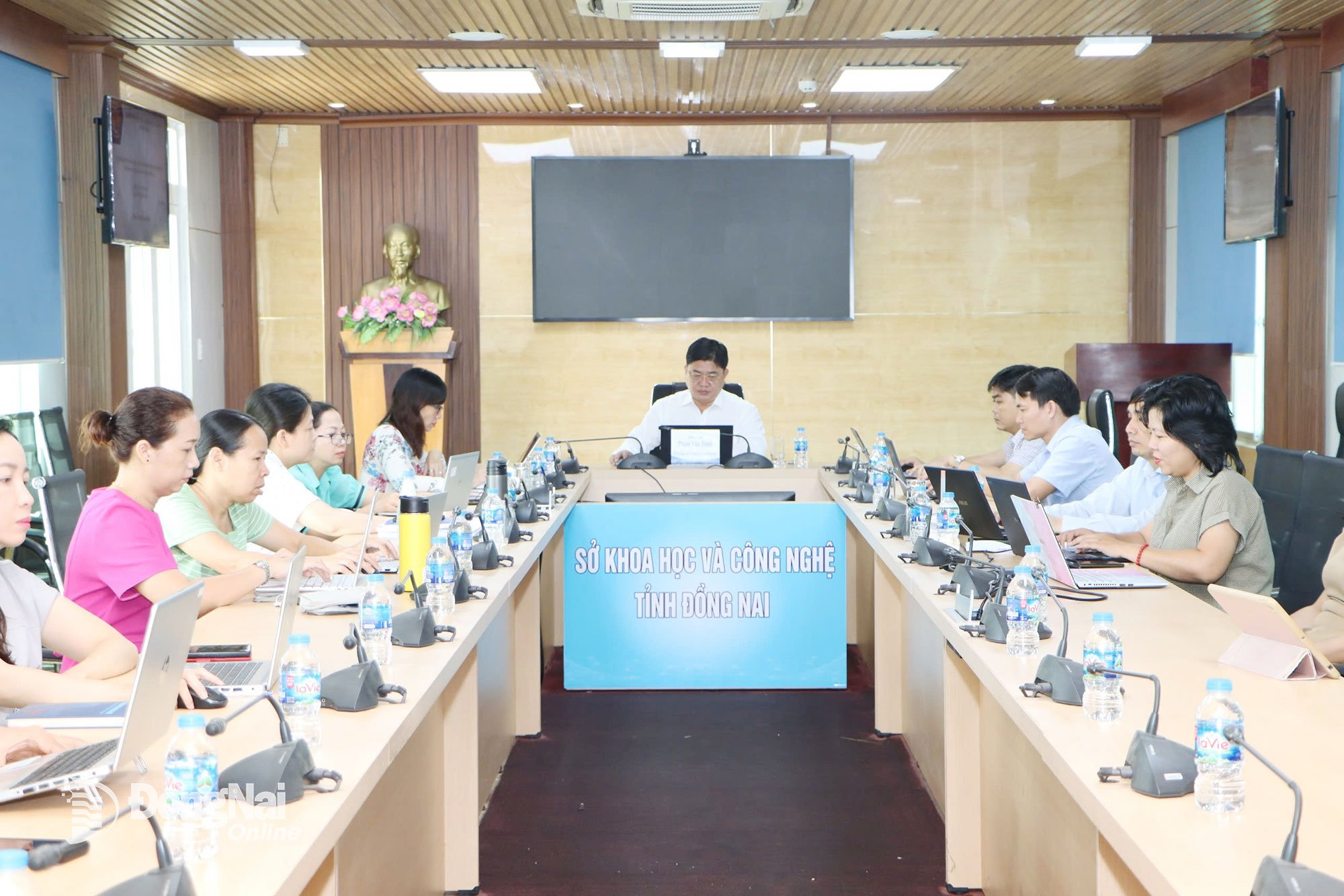 ກໍາມະການພັກແຂວງ, ຫົວໜ້າພະແນກວິທະຍາສາດ ແລະ ເຕັກໂນໂລຊີ ແຂວງ ດົ່ງນາຍ ທ່ານ Pham Van Trinh ເປັນປະທານກອງປະຊຸມຢູ່ຂົວຂ້າມນໍ້າຂອງ ແຂວງ ດົ່ງນາຍ. ພາບ: ແທງແຄ໋ງ