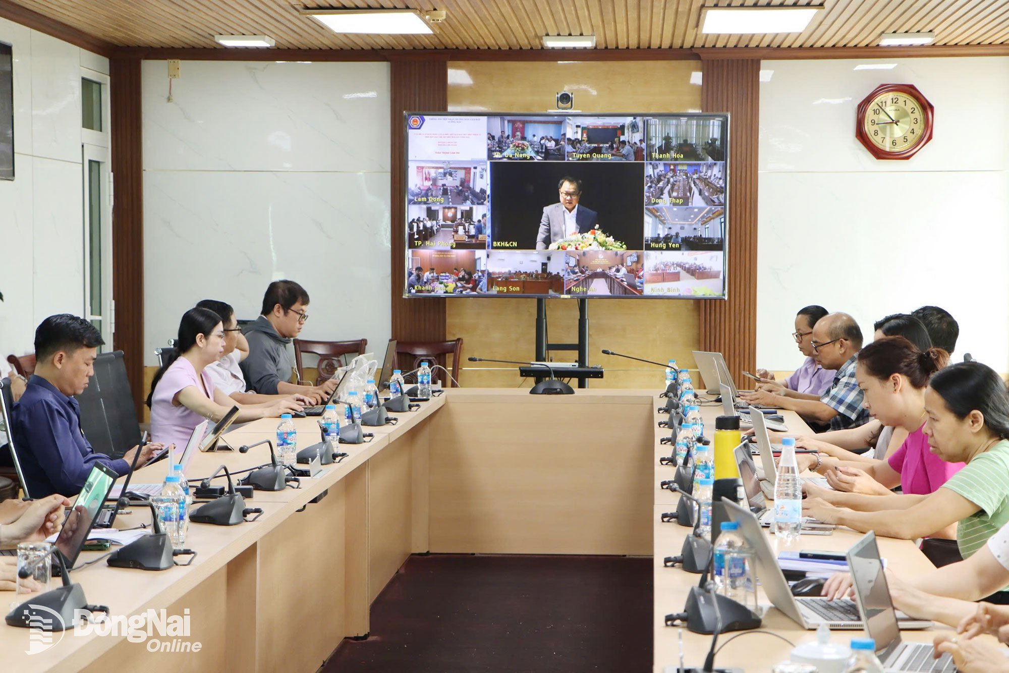 ກອງປະຊຸມຄັ້ງນີ້ໄດ້ຈັດຂຶ້ນດ້ວຍຕົນເອງຢູ່ຈຸດຂົວທາງຂອງກະຊວງວິທະຍາສາດ ແລະ ເຕັກໂນໂລຊີ ແລະ ຜ່ານທາງອອນລາຍໄປຍັງທ້ອງຖິ່ນໃນທົ່ວປະເທດ. ພາບ: ແທງແຄ໋ງ