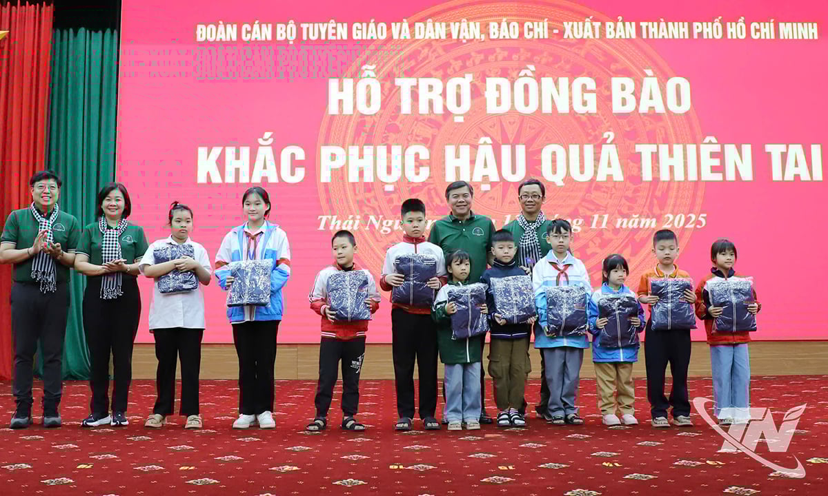 Delegationen gav gåvor till studenter i svåra omständigheter.