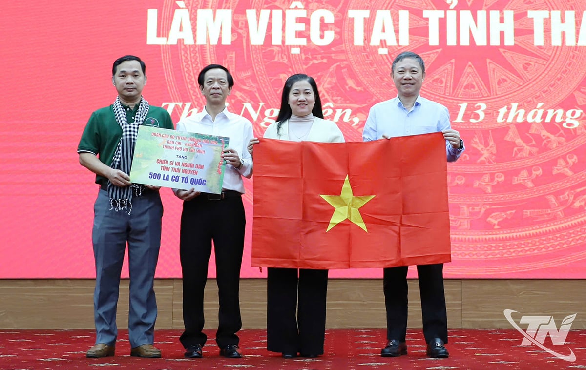 Delegationen överlämnade 500 nationella flaggor till Thai Nguyen-provinsen.