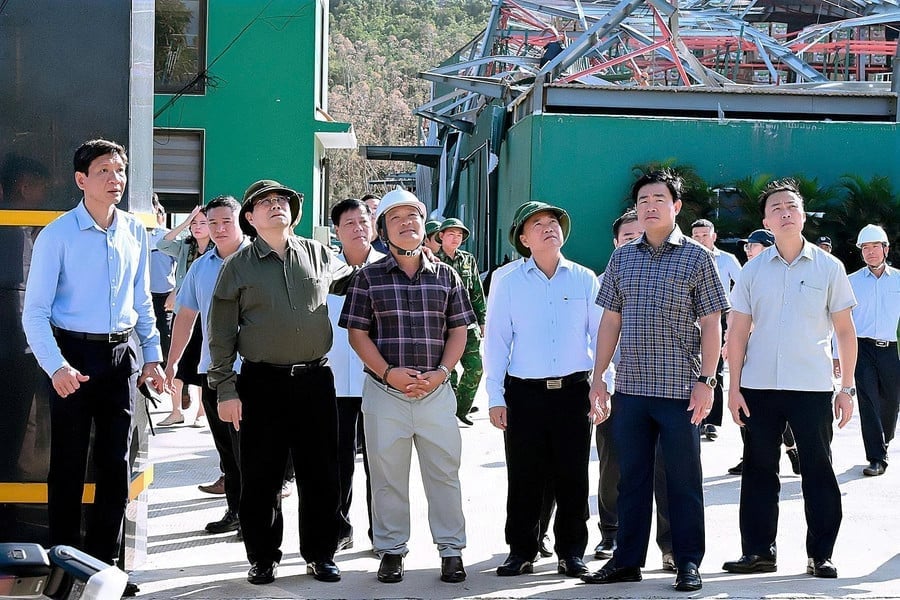 Thủ tướng Chính phủ Phạm Minh Chính cùng lãnh đạo tỉnh Gia Lai kiểm tra thực tế tình hình thiệt hại tại các doanh nghiệp. Ảnh: Đức Thụy.