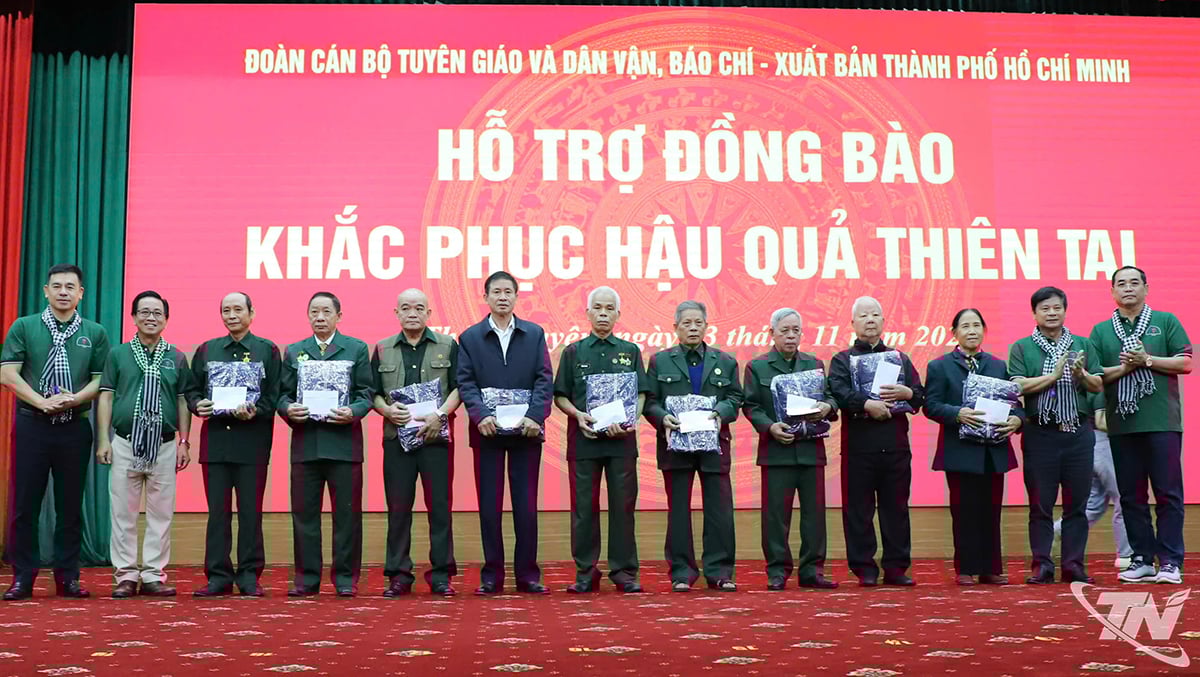 Arbetsdelegationen överlämnade gåvor till politiskt ansvariga hushåll med svåra omständigheter i provinsen.