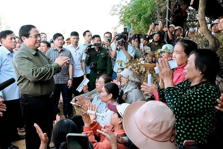 Thủ tướng Chính phủ trò chuyện cùng bà con xã Đề Gi. Ảnh: Đức Thụy.