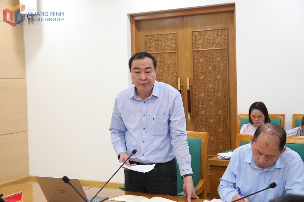 Het ministerie van Landbouw en Milieu van de provincie bracht verslag uit tijdens de vergadering.