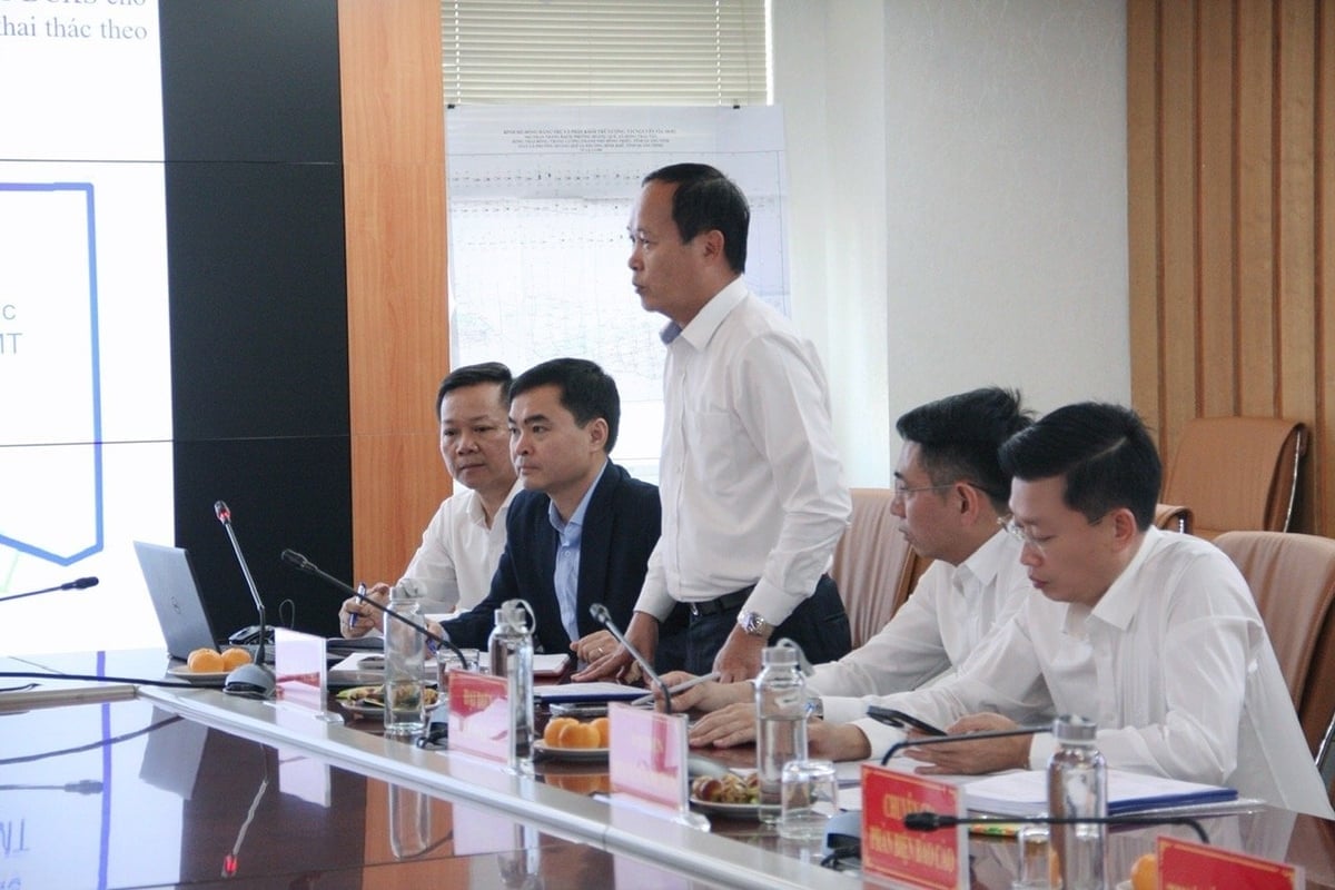 Ông Phạm Thanh Tuấn - Trưởng ban Tài nguyên, Tập đoàn Công nghiệp Than - Khoáng sản Việt Nam (TKV) tiếp thu ý kiến của Thứ trưởng Trần Quý Kiên và các ủy viên Hội đồng. Ảnh: Mai Đan.