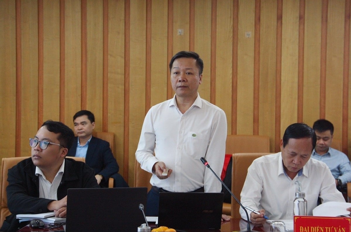 Ông Vũ Anh Tuấn - Trưởng phòng Địa chất, Công ty Cổ phần Tin học, Công nghệ, Môi trường - Vinacomin báo cáo công tác thăm dò mỏ than Tràng Bạch. Ảnh: Mai Đan.