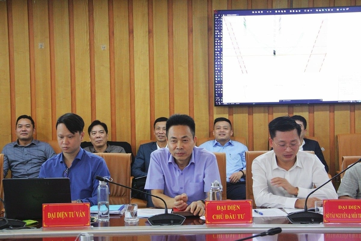 Đại diện chủ đầu tư và đơn vị tư vấn tiếp thu ý kiến của Hội đồng đối với báo cáo mỏ than Tây Khe Sim. Ảnh: Mai Đan.