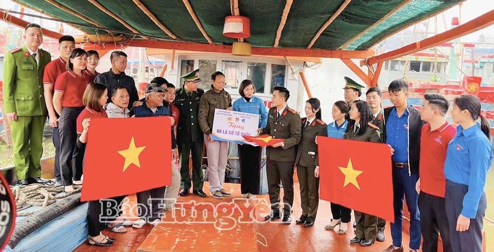 지방 경찰 청년 연합은 어부들이 연안으로 나가도록 격려하기 위해 국기를 선보였습니다.