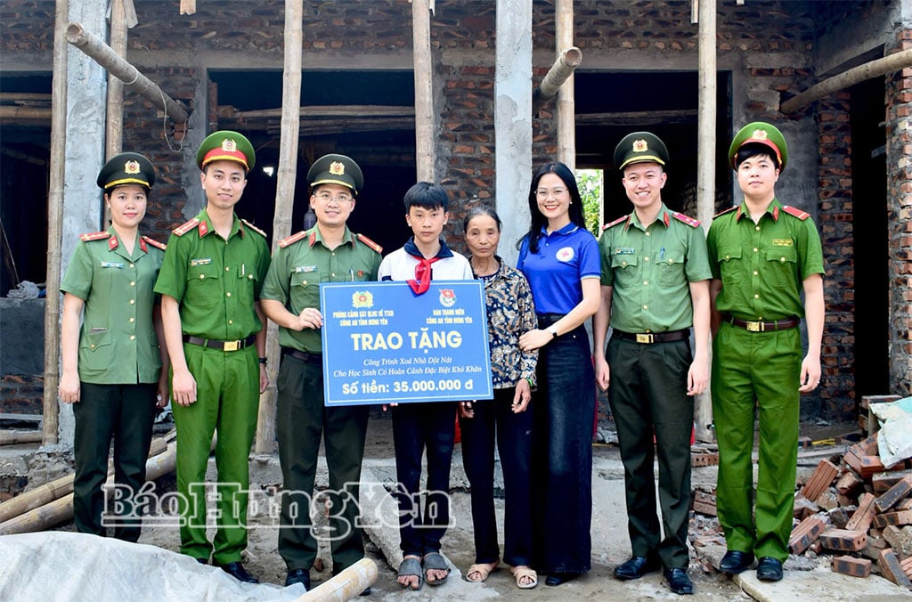 지방 경찰 청년 연합은 특히 어려운 환경에 처한 학생들을 위해 낡은 집을 철거하는 프로젝트를 발표했습니다.