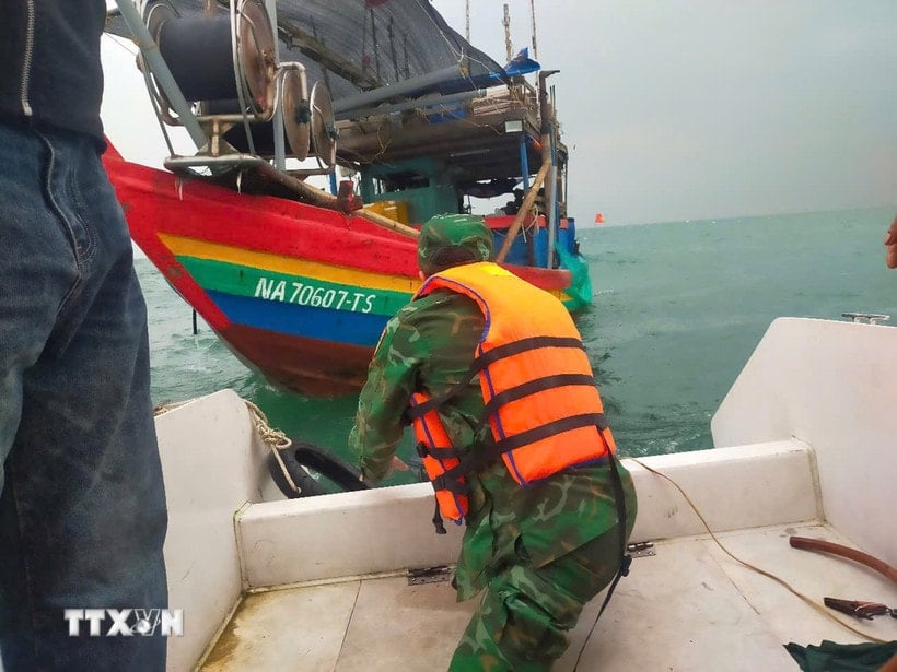 កម្លាំងជួយសង្គ្រោះនៃប៉ុស្តិ៍ការពារព្រំដែន Dien Thanh បានទៅដល់ទីតាំងនៃទូកនេសាទដែលបានលិច ហើយបាននាំអ្នកនេសាទទាំងបីនាក់ដែលមានទុក្ខព្រួយទៅកាន់កន្លែងសុវត្ថិភាពនៅលើទូកកាណូត។ (រូបថត៖ VNA)