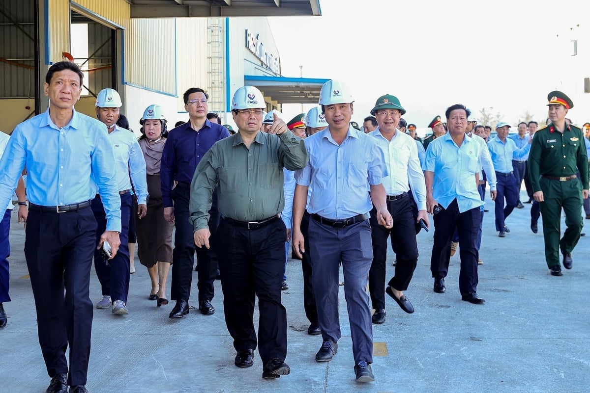 Sáng 13/11, Thủ tướng Phạm Minh Chính thăm hỏi người dân, doanh nghiệp thiệt hại do bão 13 tại Gia Lai. Ảnh: VGP/Nhật Bắc.