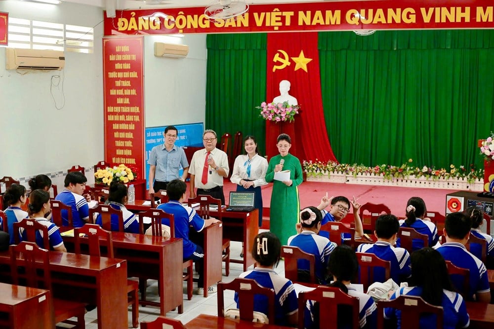 កន្លែងភ្ជាប់ និងផ្សព្វផ្សាយចំណង់ចំណូលចិត្តចំពោះតន្ត្រីប្រជាប្រិយភាគខាងត្បូង - រូបថត ១