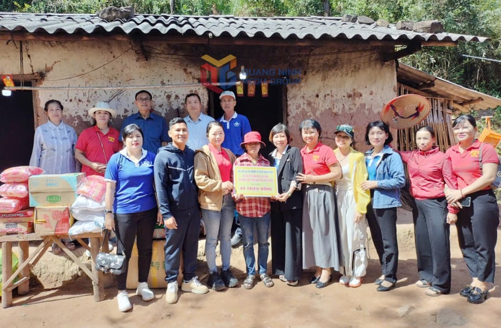 A Associação Provincial para a Proteção de Pessoas com Deficiência e outros clubes e grupos de caridade em Quang Ninh doaram 80 milhões de VND para ajudar a família da Sra. Chieu Si Mui, na aldeia de Ngan Phe (comuna de Luc Hon), a construir uma nova casa.