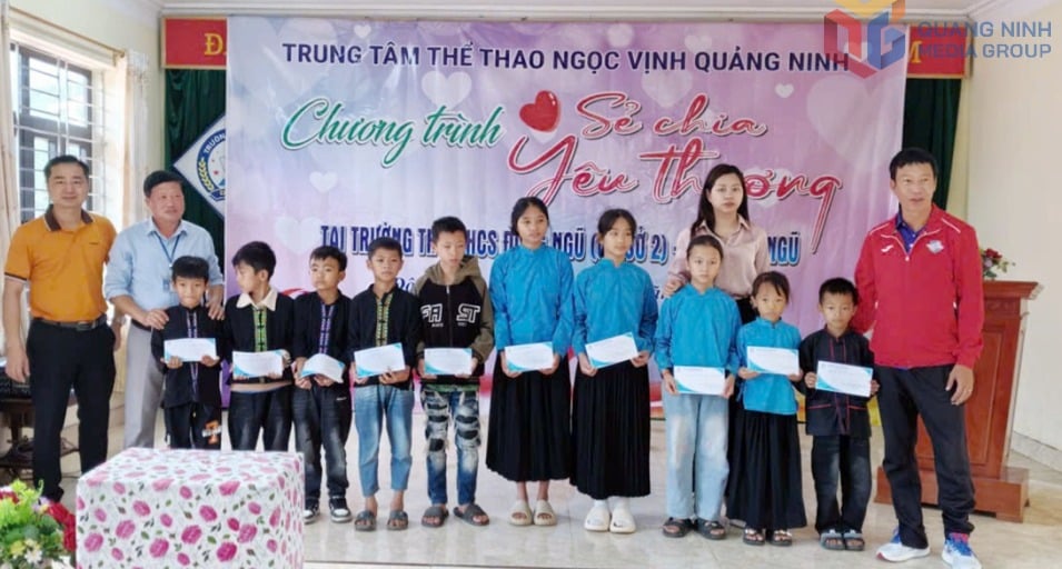 O Centro Desportivo Ngoc Vinh Quang Ninh e líderes da Escola Primária e Secundária Dong Ngu ofereceram 10 presentes a alunos em situação de vulnerabilidade.
