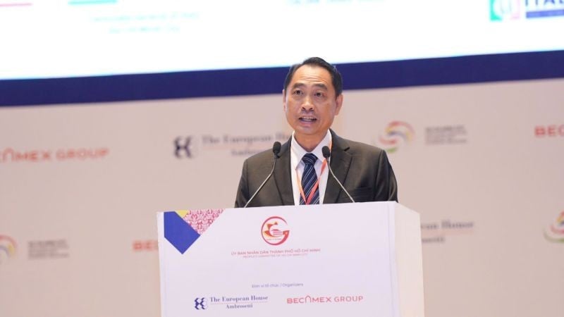ທ່ານ ຫງວຽນຮ່ວາງວູ, ຜູ້ອຳນວຍການໃຫຍ່ກຸ່ມບໍລິສັດ Becamex ກ່າວຄຳເຫັນທີ່ເວທີປາໄສ.