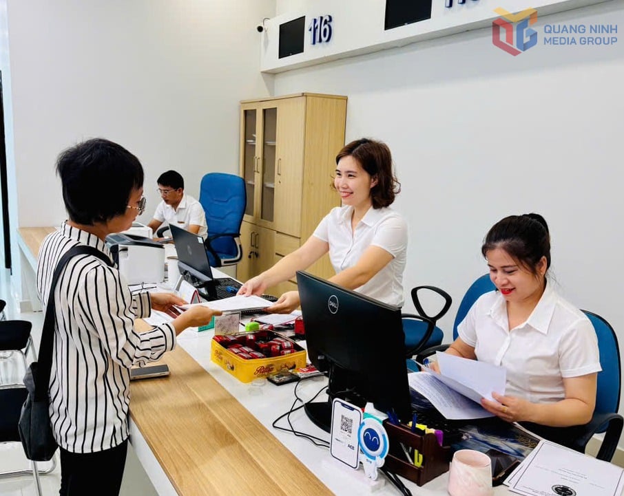 Công chứng viên Phòng Công chứng số 1 giải quyết TTHC cho công dân.