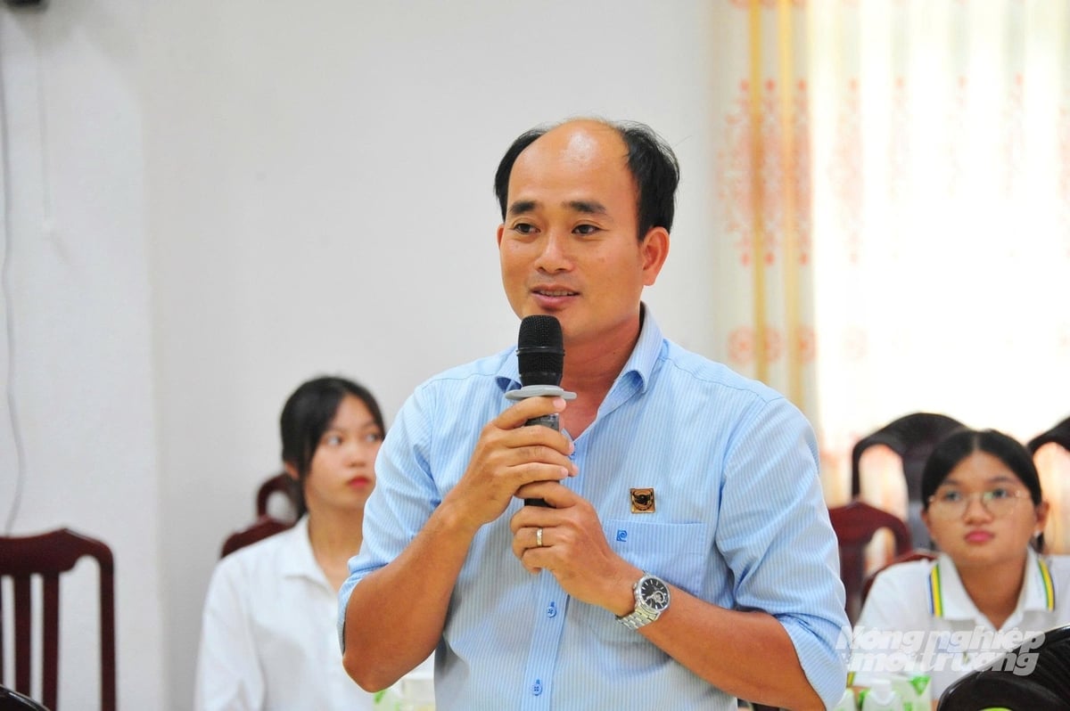 លោក Tran Tan Thanh ប្រធានតំបន់ដីសណ្តទន្លេមេគង្គ (ក្រុមហ៊ុនភាគហ៊ុនរួមផ្សំជី Binh Dien) មានប្រសាសន៍ថា ក្រុមហ៊ុនកំពុងស្រាវជ្រាវអំពីជីណាណូពិសេសសម្រាប់ដូង ជួយកាត់បន្ថយបាតុភូតធ្លាក់ផ្លែឈើវ័យក្មេង ដែលជាការខាតបង់ដ៏ធំបំផុតមួយនាពេលបច្ចុប្បន្ននេះ។ រូបថត៖ Le Hoang Vu។ Ông Trần Tấn Thành, Trưởng vùng ĐBSCL (Công ty Cổ phần Phân bón Bình Điền), cho biết, doanh nghiệp đang nghiên cứu dòng phân bón nano chuyên biệt cho dừa, giúp giảm hiện tượng rụng trái non, một trong những thiệt hại lớn nhất hiện nay. Ảnh: Lê Hoàng Vũ.