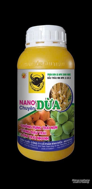ផលិតផលជីស្លឹកដូងជីវសាស្រ្ត ណាណូ របស់ក្រុមហ៊ុនជី ប៊ិញ ឌៀន មានឯកទេសសម្រាប់ដើមដូង។ រូបថត៖ Le Hoang Vu។ Sản phâm phân bón lá sinh học Nano dừa của Công ty Phân bón Bình Điền chuyên dùng cho cây dừa. Ảnh: Lê Hoàng Vũ.