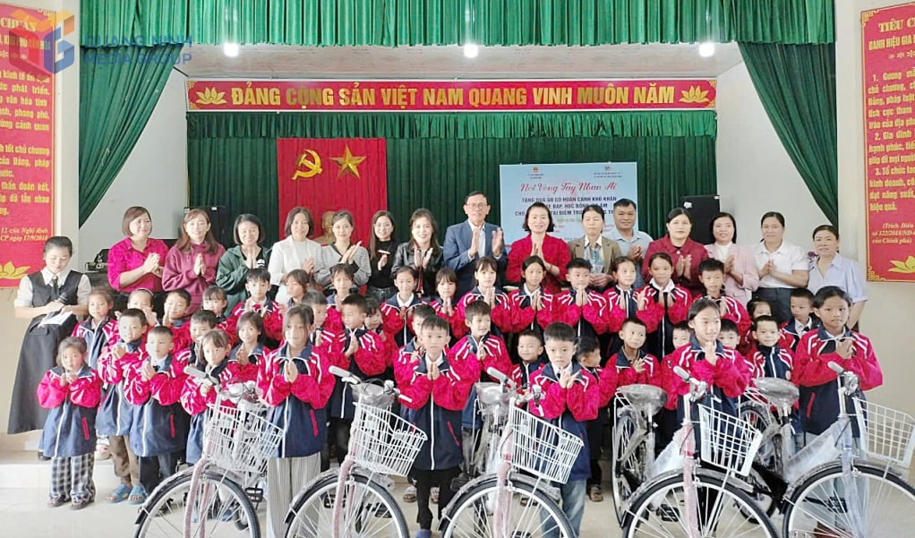 សមាគមការពារជនពិការ និងជនពិការខេត្ត គណៈកម្មាធិការប្រជាជនឃុំ Dong Ngu និងក្រុមអ្នកស្ម័គ្រចិត្ត Ha Thao Moc ជូនសម្លៀកបំពាក់កក់ក្តៅ និងកង់ដល់សិស្សដែលជួបការលំបាកនៅសាលា Dong Thang (សាលាបឋមសិក្សា Dong Ngu)។