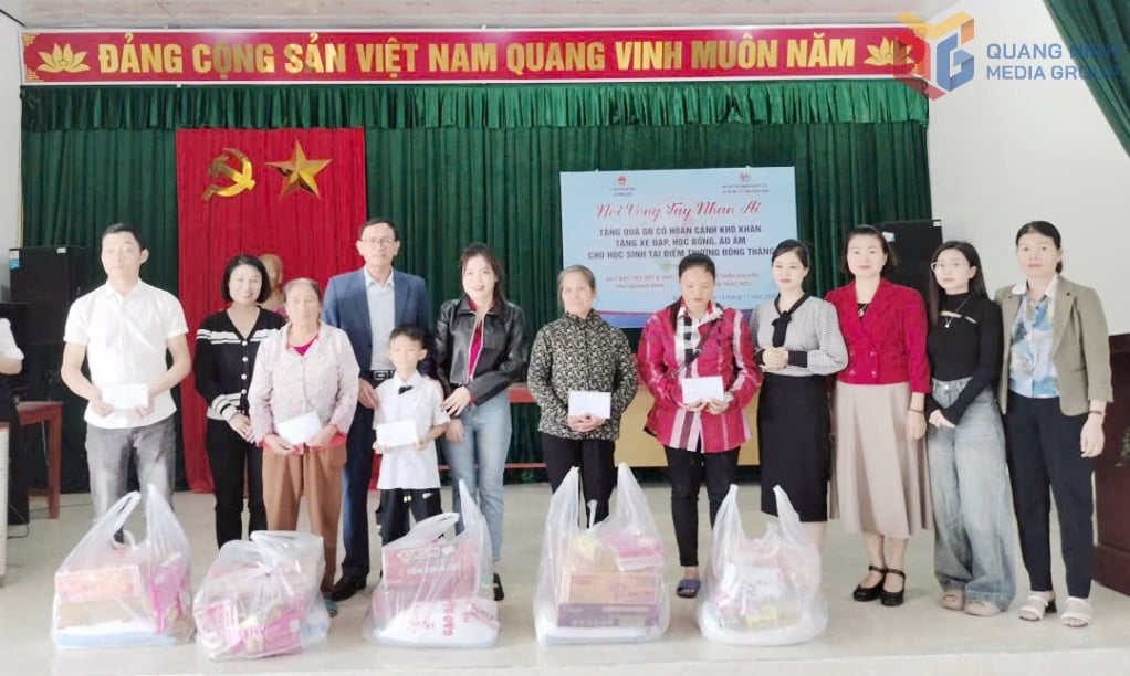 សមាគមការពារជនពិការ និងជនពិការខេត្ត Dong Ngu និងក្រុមអ្នកស្ម័គ្រចិត្ត Ha Thao Moc បានប្រគល់អំណោយដល់គ្រួសារជនពិការ និងជនពិការនៅឃុំ Dong Ngu ។