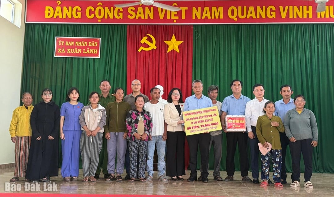 Руководители передали подарки в поддержку жителей коммуны Сюань Лань.