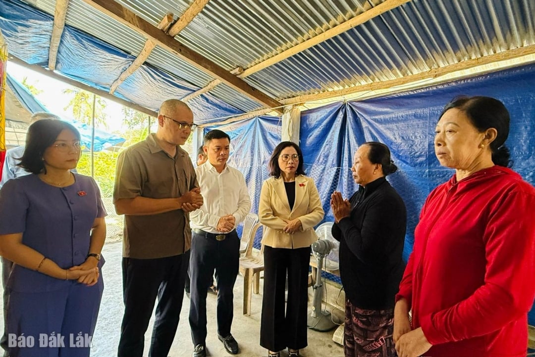 Руководители посетили и поддержали семью г-на Фан Нгок Тханя.