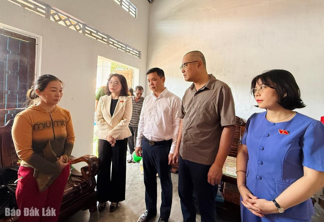 Руководители посетили и поддержали семью г-на Нгуена Куанг Тханга.