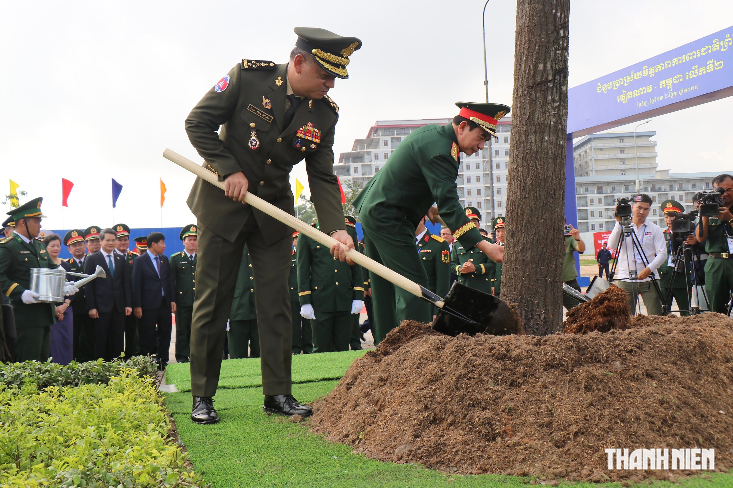 Giao lưu hữu nghị quốc phòng biên giới Việt Nam - Campuchia - Ảnh 2.