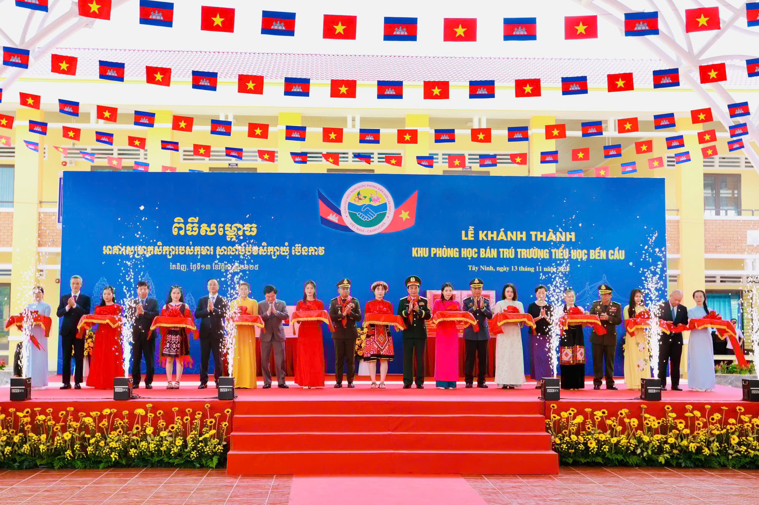 Giao lưu hữu nghị quốc phòng biên giới Việt Nam - Campuchia - Ảnh 8.