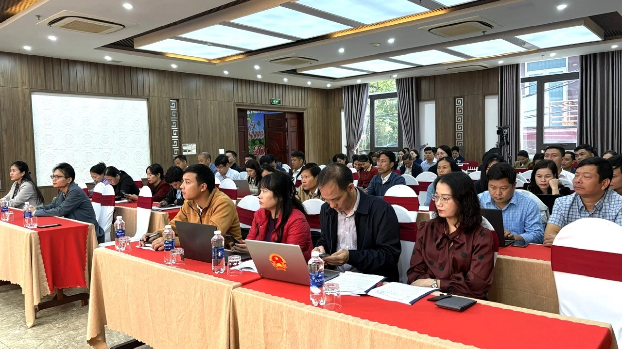 សិក្ខាកាមចូលរួមវគ្គបណ្តុះបណ្តាលពង្រឹងសមត្ថភាព និងជំនាញក្នុងការងារទំនាក់ទំនងកាត់បន្ថយភាពក្រីក្រ - រូបថត៖ Hoang Linh